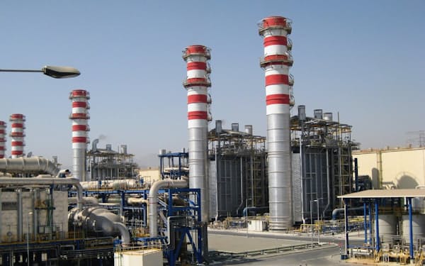 UAEはガス火力発電所と大規模太陽光発電所をエネルギーの二本柱に据える（フジャイラ地区の既設の火力発電所）