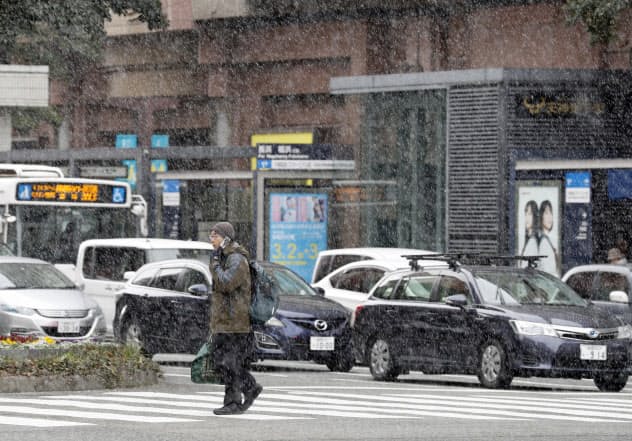 雪が舞う福岡市の繁華街・天神(17日午前)=共同 雪が舞う福岡市の繁華街・天神(17日午前)=共同