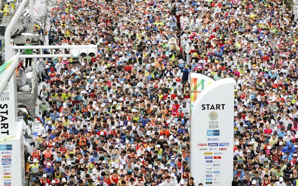 3月1日の東京マラソンは一般ランナーなしで開催することになった=共同
