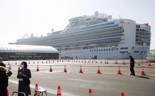 横浜・大黒ふ頭に停泊するクルーズ船「ダイヤモンド・プリンセス」(17日)=共同 横浜・大黒ふ頭に停泊するクルーズ船「ダイヤモンド・プリンセス」(17日)=共同