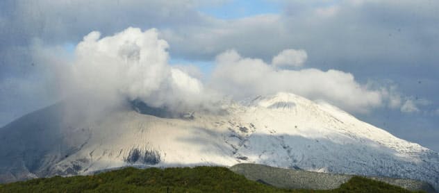 雪化粧した桜島(18日午前、鹿児島市)=共同 雪化粧した桜島(18日午前、鹿児島市)=共同