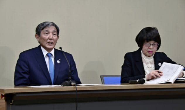 記者会見する和歌山県の仁坂吉伸知事(左)ら(18日午後、和歌山県庁)=共同 記者会見する和歌山県の仁坂吉伸知事(左)ら(18日午後、和歌山県庁)=共同