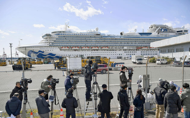 横浜港に停泊中のクルーズ船「ダイヤモンド・プリンセス」(18日午前)=共同 横浜港に停泊中のクルーズ船「ダイヤモンド・プリンセス」(18日午前)=共同