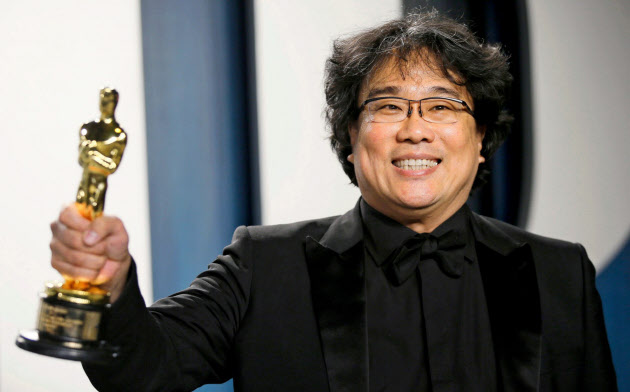 エンターテインメントとしても秀逸な「パラサイト」。週末の映画館は混雑しているが…(受賞を喜ぶポン・ジュノ監督)=ロイター エンターテインメントとしても秀逸な「パラサイト」。週末の映画館は混雑しているが…(受賞を喜ぶポン・ジュノ監督)=ロイター