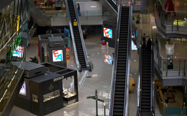 ほとんど人けのないショッピングモール(12日、北京)=ロイター ほとんど人けのないショッピングモール(12日、北京)=ロイター