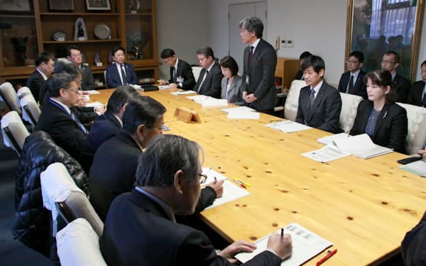 岡山県が開いた中小企業支援機関との情報共有会議（19日、岡山県庁）