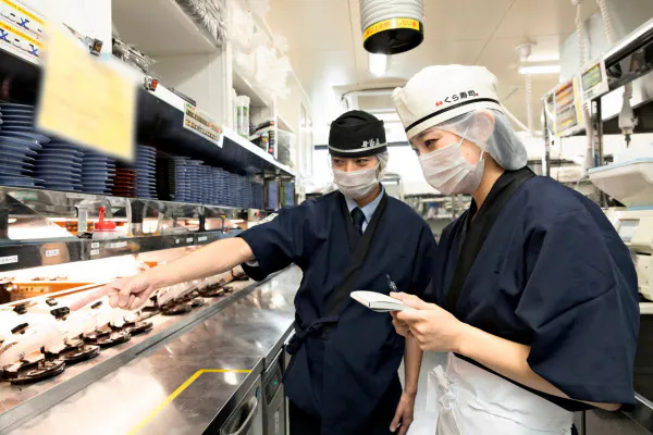 店長以上の社員に年2回の10連休取得を義務化した(くら寿司の店舗)