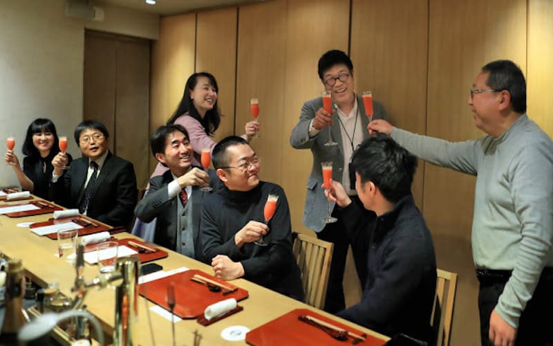 下戸の人たちが集まり、アルコールなしの食事を楽しむ。食事の前に、ノンアルコール版「レオナルド」で乾杯。右から3人目が「ケコナイト」を企画したレオス・キャピタルワークスの藤野英人社長(神奈川県鎌倉市) 下戸の人たちが集まり、アルコールなしの食事を楽しむ。食事の前に、ノンアルコール版「レオナルド」で乾杯。右から3人目が「ケコナイト」を企画したレオス・キャピタルワークスの藤野英人社長(神奈川県鎌倉市)