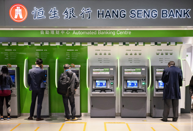 恒生銀行など香港の地場銀行には逆風が続く=AP 恒生銀行など香港の地場銀行には逆風が続く=AP