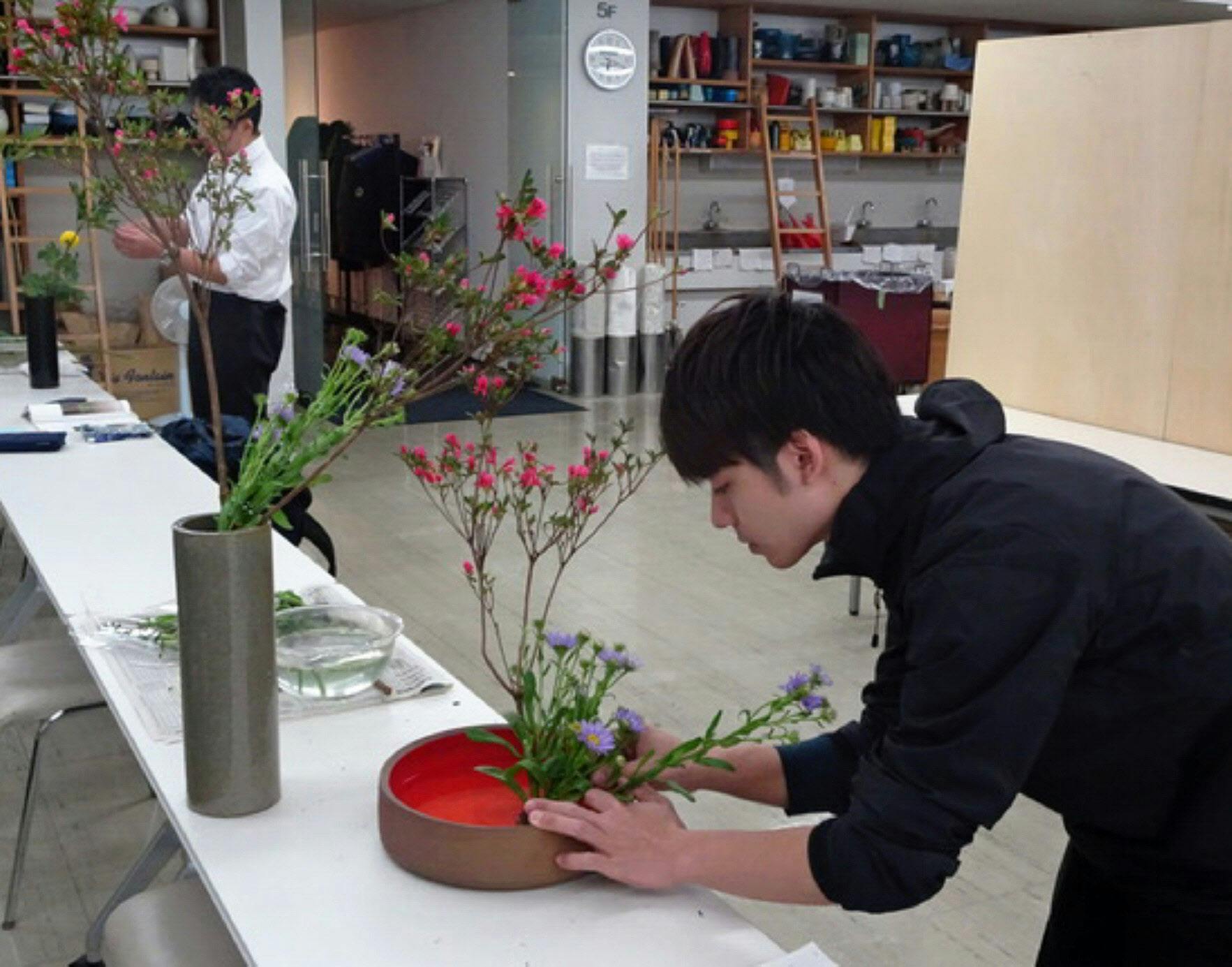 男性限定の生け花の世界 教室や花展 華道家も脚光 Nikkei Style 男性限定の生け花の世界 教室や花展 華道家も脚光 Nikkei Style