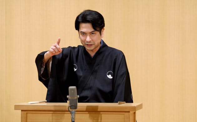 笑いも交えつつ、歴史の生み出すロマンを伝えた講談の旭堂南龍=佐藤 浩撮影 笑いも交えつつ、歴史の生み出すロマンを伝えた講談の旭堂南龍=佐藤 浩撮影