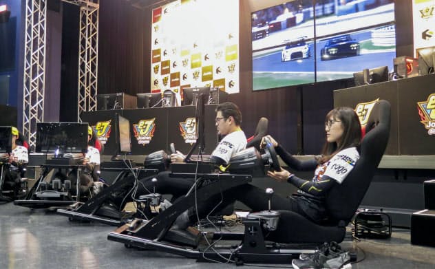 上新電機のeスポーツ専用施設内でゲームのデモンストレーションを披露するプロ選手ら(20日午後、神戸市)=共同 上新電機のeスポーツ専用施設内でゲームのデモンストレーションを披露するプロ選手ら(20日午後、神戸市)=共同