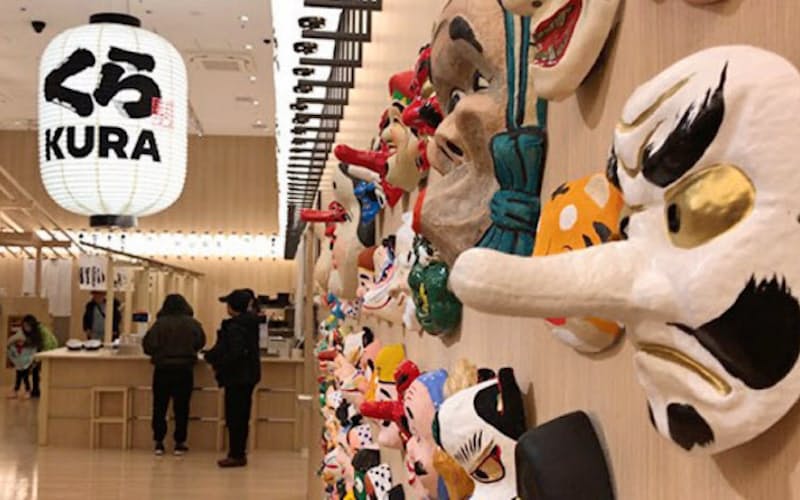 様々なお面を壁に掲げたくら寿司の店舗(東京・浅草) 様々なお面を壁に掲げたくら寿司の店舗(東京・浅草)