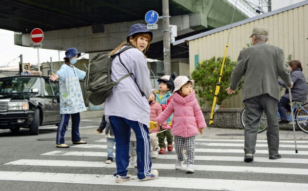 保育園児に注意を払う「たかさき保育園」の保育士(大阪市)=共同 保育園児に注意を払う「たかさき保育園」の保育士(大阪市)=共同