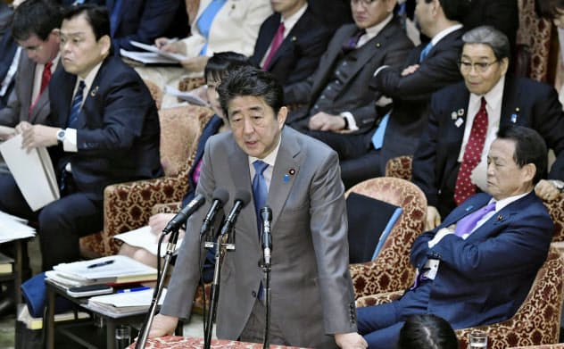 1月28日の衆院予算委では、新型肺炎対策に関連付けた憲法改正が論議された=共同 1月28日の衆院予算委では、新型肺炎対策に関連付けた憲法改正が論議された=共同