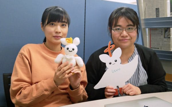 東大TVリーダーの中澤氏(右)と学術支援職員の渡辺氏。手に持っているのは東大TVのマスコットキャラクター「ぴぴり」