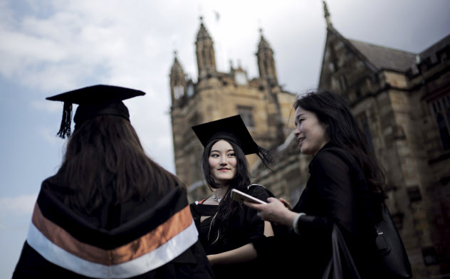 シドニー大学の卒業式。オーストラリアの大学では学生の10人に1人が中国人留学生だ=ロイター シドニー大学の卒業式。オーストラリアの大学では学生の10人に1人が中国人留学生だ=ロイター