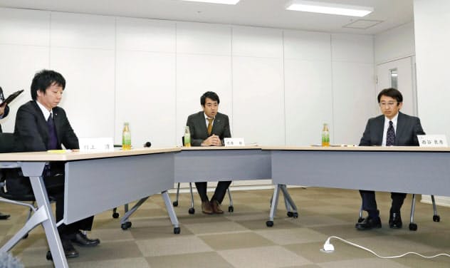 神戸市立東須磨小の教諭いじめ問題で開かれた弁護士3人による調査委員会(21日午後、神戸市)=共同 神戸市立東須磨小の教諭いじめ問題で開かれた弁護士3人による調査委員会(21日午後、神戸市)=共同