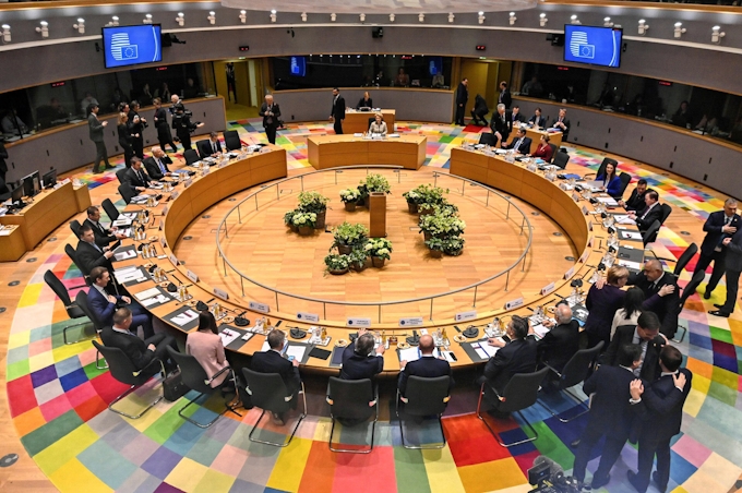 欧州首脳会議 中期予算で対立 Eu大統領はプラ新税構想 日本経済新聞