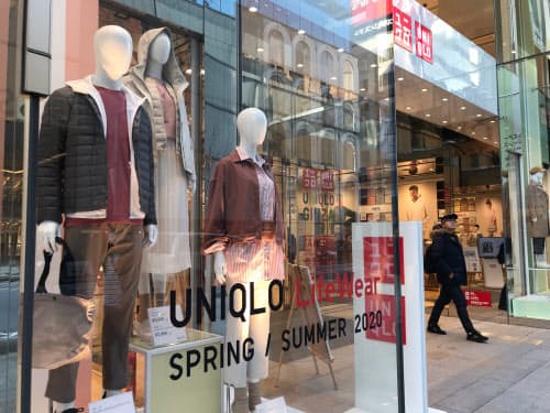 消費者や小売りの間で環境配慮型商品のニーズが高まっている。ユニクロも一部植物由来の繊維を採用(東京都内の店舗)