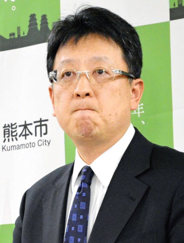 新型コロナウイルスの感染者が確認されたことを受け、厳しい表情で記者会見する熊本市の大西一史市長(22日未明、熊本市)=共同 新型コロナウイルスの感染者が確認されたことを受け、厳しい表情で記者会見する熊本市の大西一史市長(22日未明、熊本市)=共同