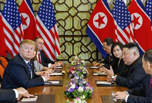 ハノイでの米朝首脳会談は北朝鮮による非核化の進め方をめぐって決裂した。会談に臨むトランプ米大統領(左)と北朝鮮の金正恩委員長(右)ら=2019年2月、ハノイ(AP=共同) ハノイでの米朝首脳会談は北朝鮮による非核化の進め方をめぐって決裂した。会談に臨むトランプ米大統領(左)と北朝鮮の金正恩委員長(右)ら=2019年2月、ハノイ(AP=共同)