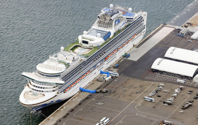 横浜港に停泊するクルーズ船「ダイヤモンド・プリンセス」（22日午後）=共同