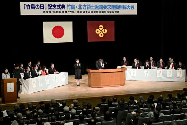 特別決議を承認した、「竹島の日」式典(22日午後、松江市)=共同 特別決議を承認した、「竹島の日」式典(22日午後、松江市)=共同