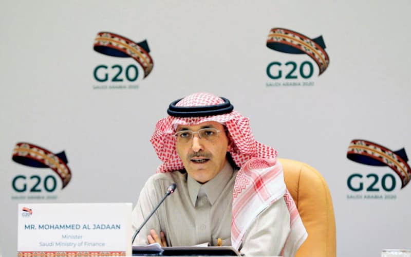23日、リヤドで開かれたG20財務相・中央銀行総裁会議後に記者会見する、議長国サウジアラビアのジャドアーン財務相=ロイター 23日、リヤドで開かれたG20財務相・中央銀行総裁会議後に記者会見する、議長国サウジアラビアのジャドアーン財務相=ロイター