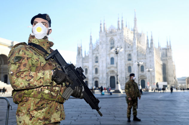 ミラノのドゥオーモ広場でマスクをつけて警備するイタリア軍=ロイター ミラノのドゥオーモ広場でマスクをつけて警備するイタリア軍=ロイター