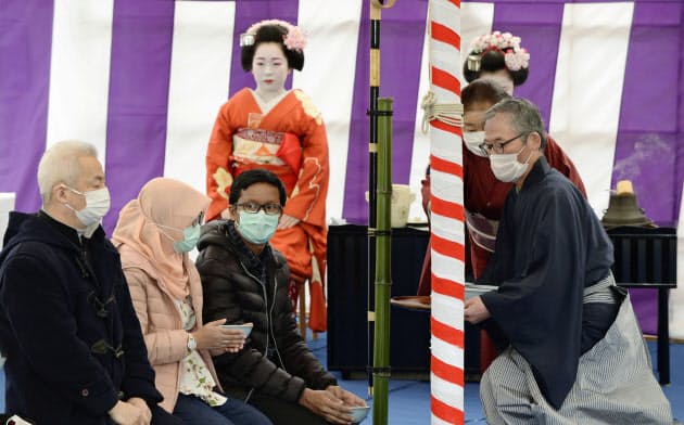 北野天満宮で行われた「梅花祭」の野だて茶会(25日、京都市)=共同 北野天満宮で行われた「梅花祭」の野だて茶会(25日、京都市)=共同