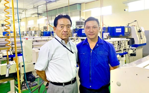 奥富製作所（青梅市）の奥富孝二社長(左)はベトナム人技能実習生に将来を託そうと試行錯誤を続ける（ベトナム・ホーチミン市）