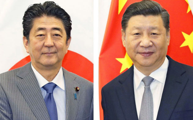 安倍晋三首相(左)、中国の習近平国家主席=共同 安倍晋三首相(左)、中国の習近平国家主席=共同