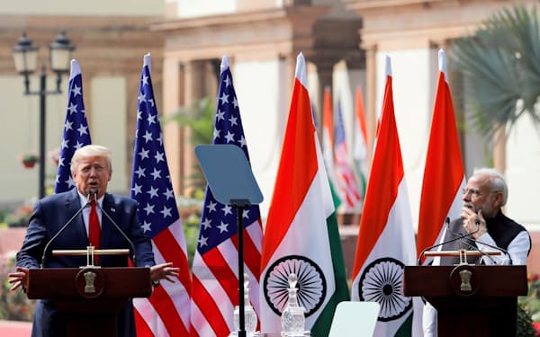 25日、トランプ米大統領(左)とインドのモディ首相は共同記者会見を開いた（ニューデリー）=ロイター