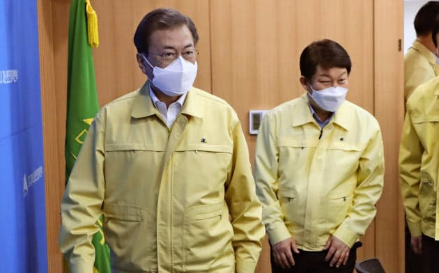 感染者が増える大邱市の対策会議に出席する文在寅大統領(左)(25日、韓国・大邱)=聯合・AP 感染者が増える大邱市の対策会議に出席する文在寅大統領(左)(25日、韓国・大邱)=聯合・AP