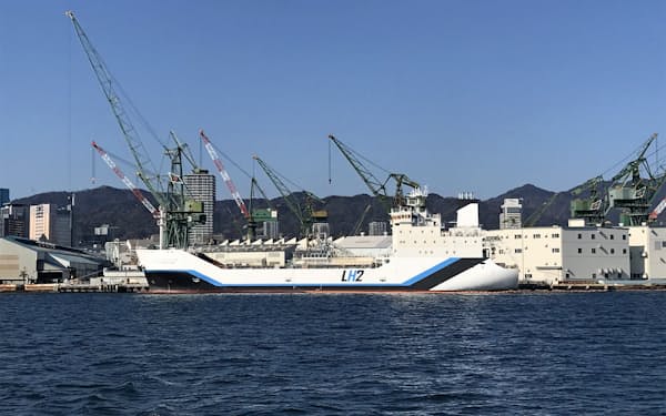 川崎重工業の液化水素運搬船（神戸港）