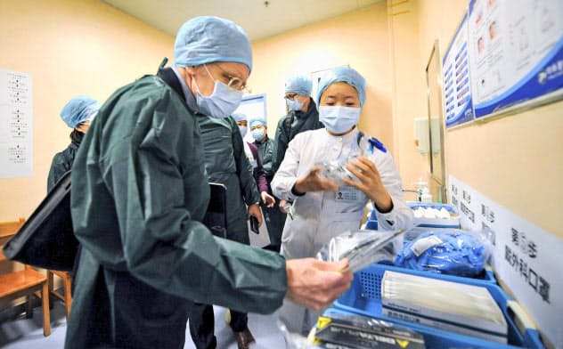 中国・武漢市内の病院を視察するWHOと中国の専門家チームのメンバーら(23日)=共同 中国・武漢市内の病院を視察するWHOと中国の専門家チームのメンバーら(23日)=共同