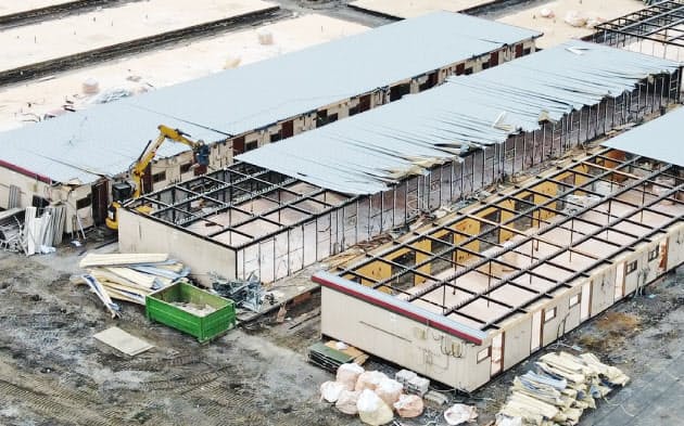 【役割を終えて】
解体される仮設住宅。入居者の退去が進み、各地で仮設住宅の解体、撤去が進んでいる(2020年1月、宮城県石巻市) 【役割を終えて】
解体される仮設住宅。入居者の退去が進み、各地で仮設住宅の解体、撤去が進んでいる(2020年1月、宮城県石巻市)