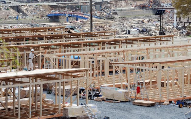 【がれきに囲まれ】
建設が進む仮設住宅。周辺にはまだ大量のがれきが残っていた(2011年5月、宮城県南三陸町) 【がれきに囲まれ】
建設が進む仮設住宅。周辺にはまだ大量のがれきが残っていた(2011年5月、宮城県南三陸町)