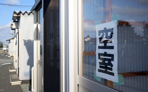 【再建の我が家へ】
空き室が目立つ仮設住宅。徐々に災害公営住宅や再建した自宅に戻る人が増えていった(2016年2月、宮城県気仙沼市) 【再建の我が家へ】
空き室が目立つ仮設住宅。徐々に災害公営住宅や再建した自宅に戻る人が増えていった(2016年2月、宮城県気仙沼市)