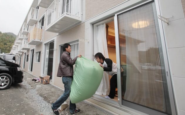 【冬前に続々入居】
完成した仮設住宅には順次、被災者が入居していった(2011年11月、宮城県女川町) 【冬前に続々入居】
完成した仮設住宅には順次、被災者が入居していった(2011年11月、宮城県女川町)