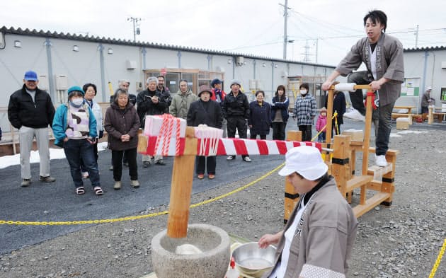 【コミュニティーづくり】
仮設住宅で行われた餅つき。コミュニティー形成のため様々なイベントが行われた(2012年1月、福島県郡山市) 【コミュニティーづくり】
仮設住宅で行われた餅つき。コミュニティー形成のため様々なイベントが行われた(2012年1月、福島県郡山市)