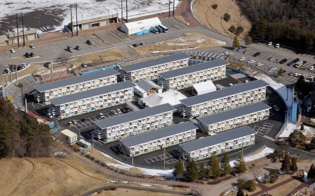 【球場に仮設団地】
野球場に建てられた仮設住宅。各地には大規模な仮設団地がいくつも造られた(2012年3月、宮城県女川町) 【球場に仮設団地】
野球場に建てられた仮設住宅。各地には大規模な仮設団地がいくつも造られた(2012年3月、宮城県女川町)