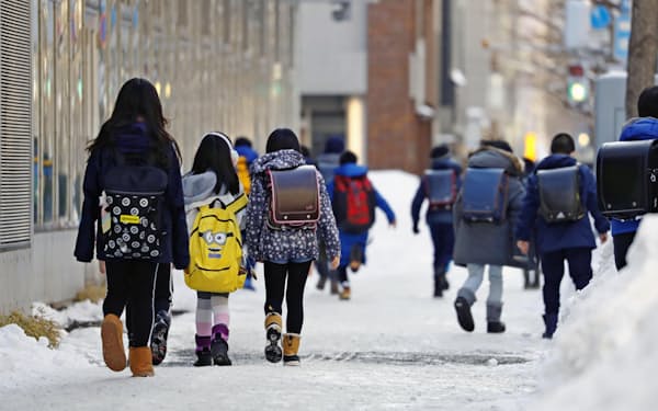 　下校する札幌市内の小学生たち。北海道は全小中学校に1週間、臨時休校するよう要請した=26日午後