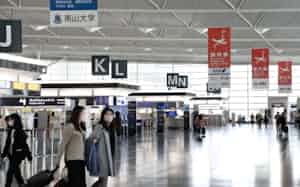 閑散とする中部国際空港の出発ロビー(愛知県常滑市) 閑散とする中部国際空港の出発ロビー(愛知県常滑市)