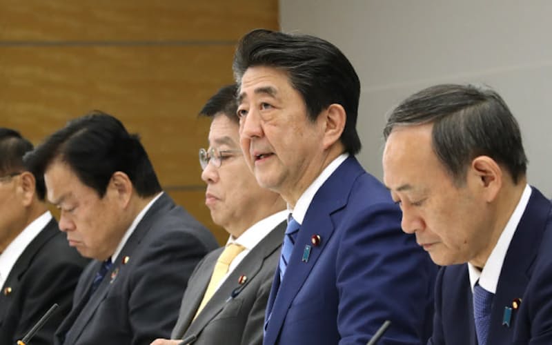 新型コロナウイルス感染症対策本部の会合であいさつする安倍首相(27日、首相官邸) 新型コロナウイルス感染症対策本部の会合であいさつする安倍首相(27日、首相官邸)