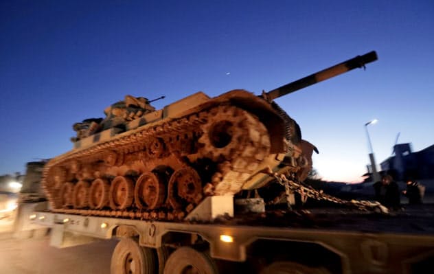 トルコとの国境からシリア北西部イドリブ県に入るトルコ軍の戦車(9日)=ロイター トルコとの国境からシリア北西部イドリブ県に入るトルコ軍の戦車(9日)=ロイター