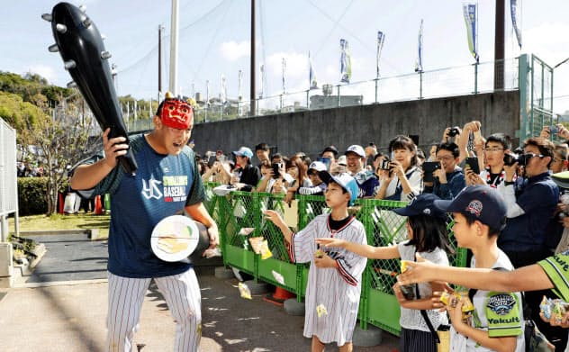 キャンプ中、子どもたちから豆を投げられる鬼にふんしたヤクルト・中山。打撃練習では、テレビ解説の助言も取り入れていた=共同 キャンプ中、子どもたちから豆を投げられる鬼にふんしたヤクルト・中山。打撃練習では、テレビ解説の助言も取り入れていた=共同
