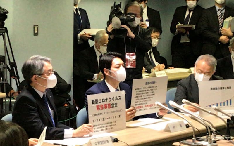 緊急事態宣言を発表する北海道の鈴木知事(28日、北海道庁) 緊急事態宣言を発表する北海道の鈴木知事(28日、北海道庁)