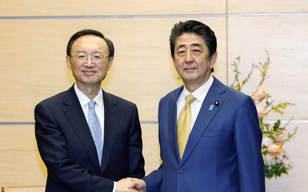 会談前に握手する中国の楊潔篪共産党政治局員(左)と安倍首相=28日、首相官邸 会談前に握手する中国の楊潔篪共産党政治局員(左)と安倍首相=28日、首相官邸
